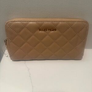 Ellen Tracy NWOT   Tan Quilted Women's Wallet